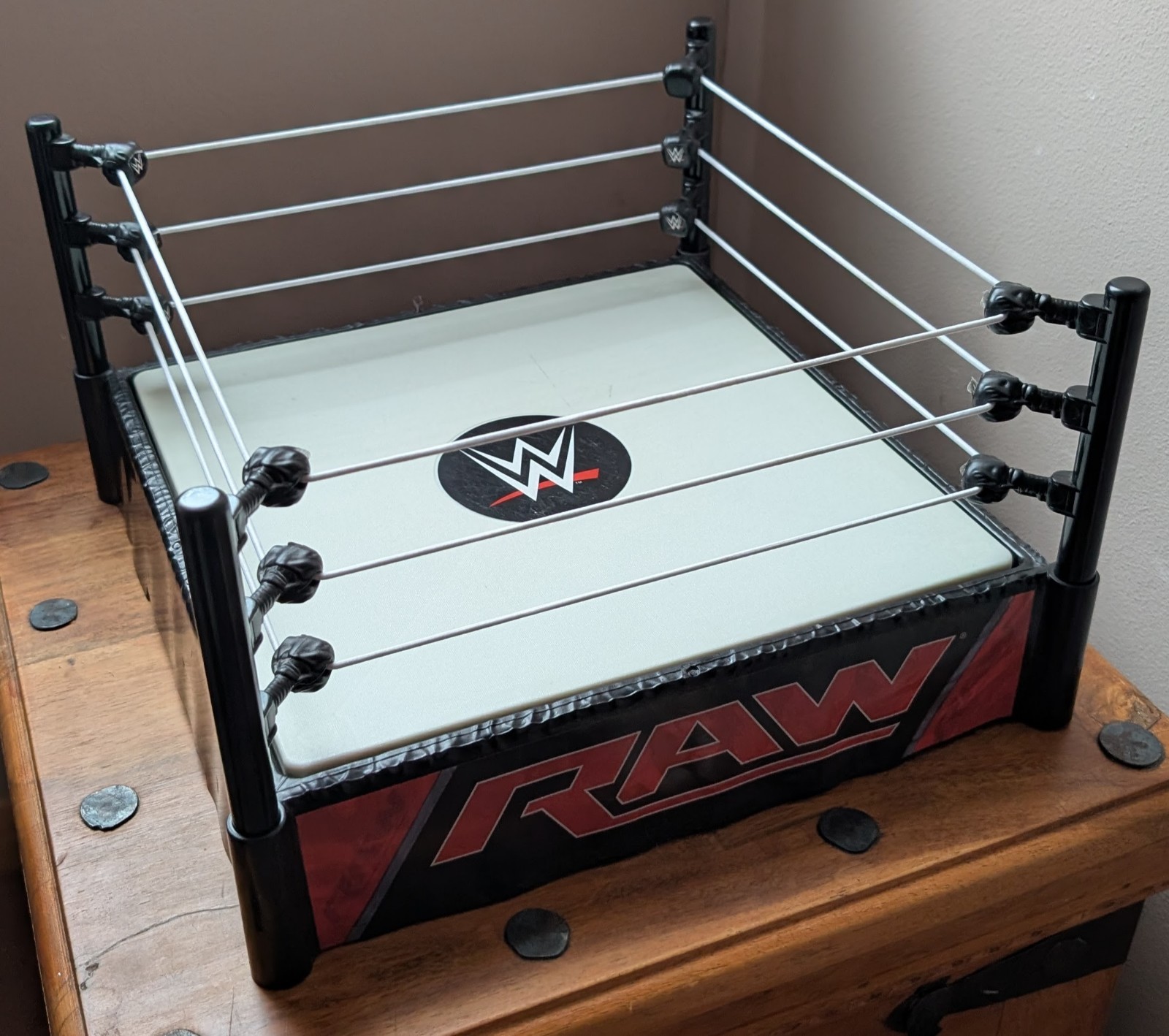 Anello wrestling WWE RAW con pavimento a molla datato 2010