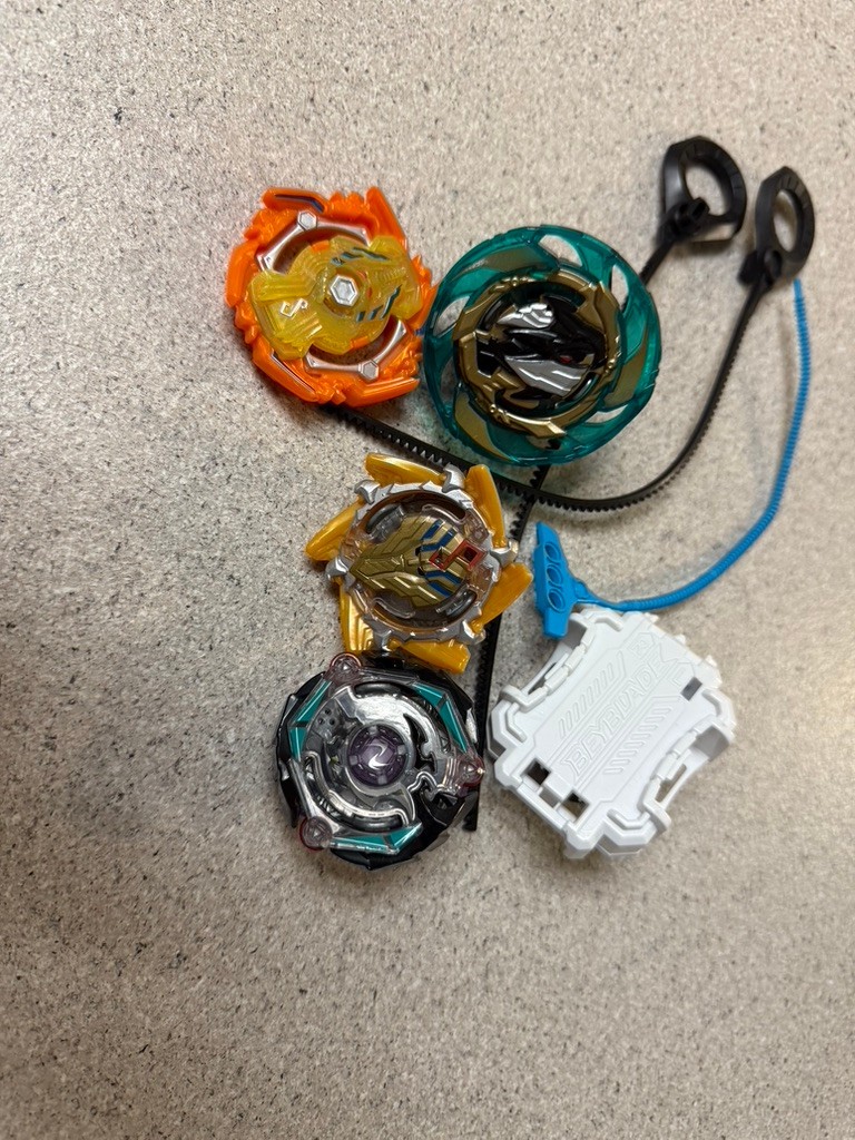 LOTTO 4 Beyblade Burst Rise Hyper Sphere Hasbro E7733 Air Knight K5 e altri.