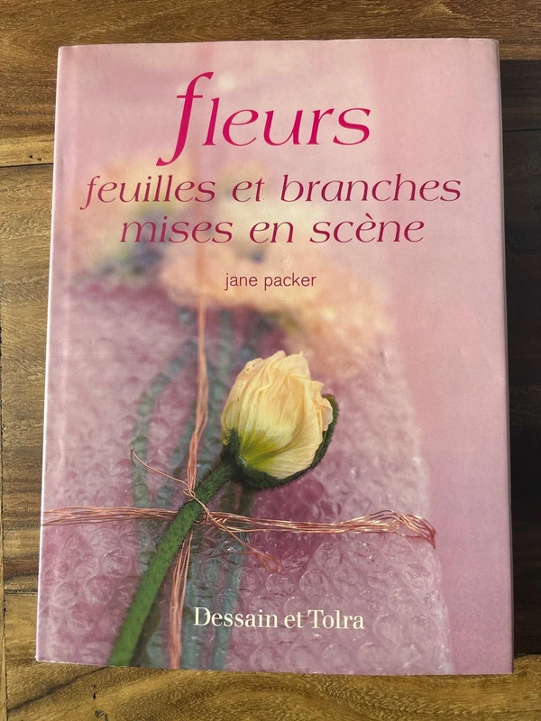 Fleurs . Feuille et branche mise en scène.
