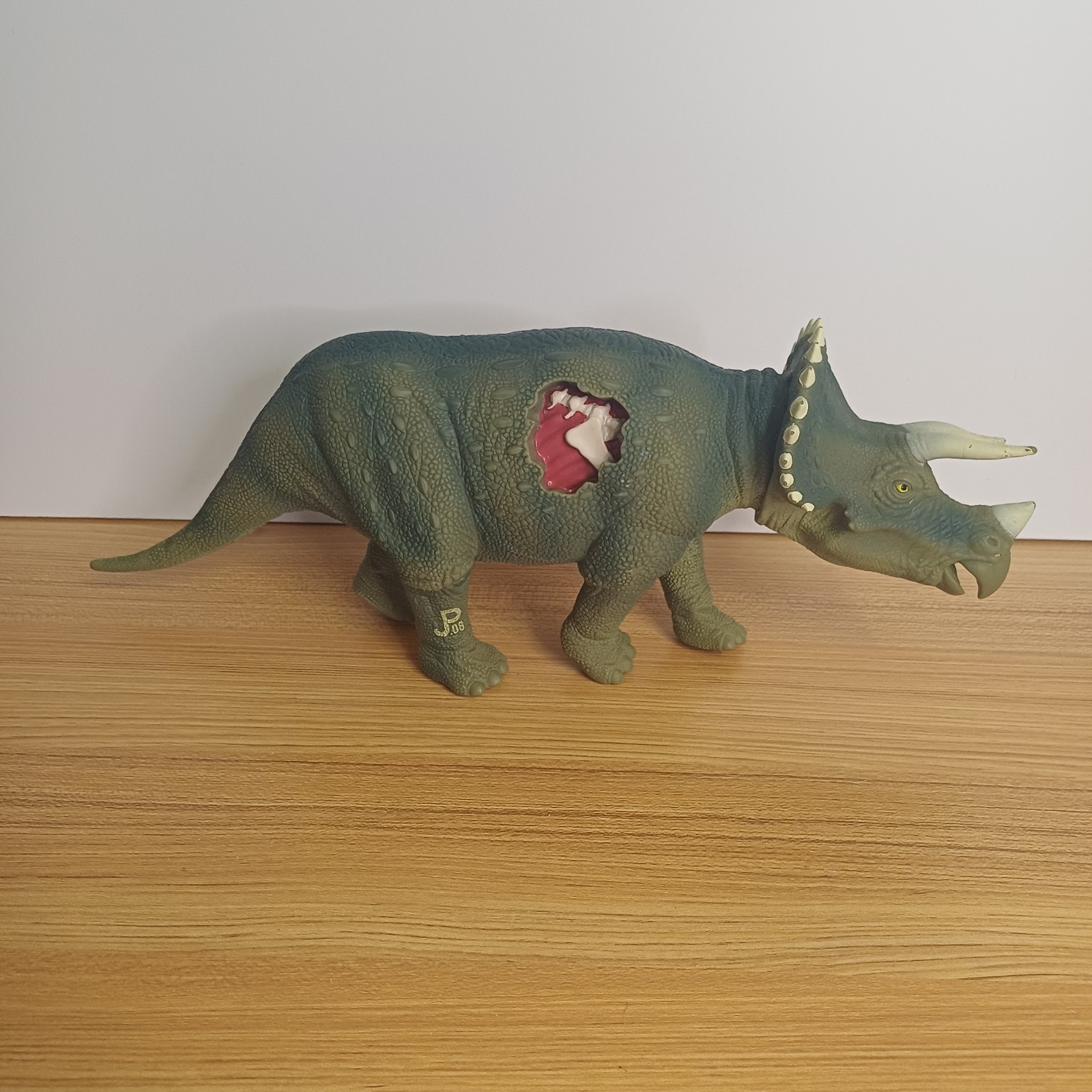 Dinosauro Kenner Jurassic Park Triceratops JP08 1993 danni da battaglia pezzo mancante