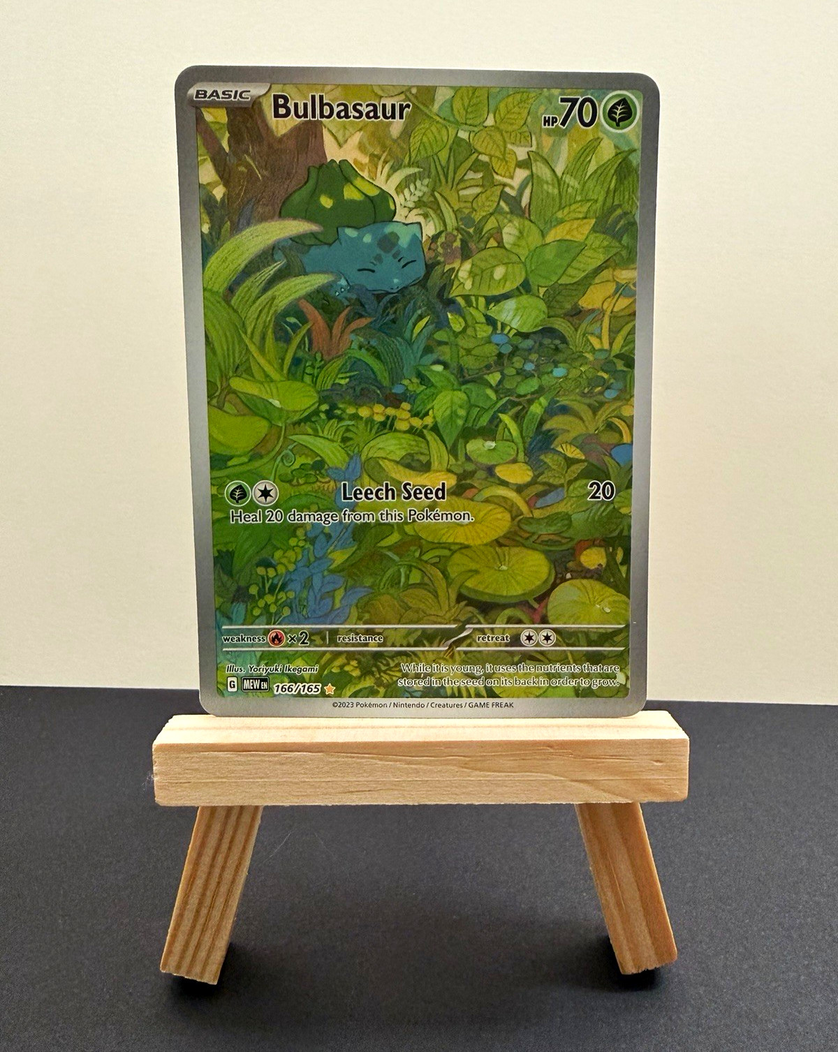 Bulbasaur 166/165 Scarlet & Violet 151 Illustrazione Rara Holo 70 HP EN