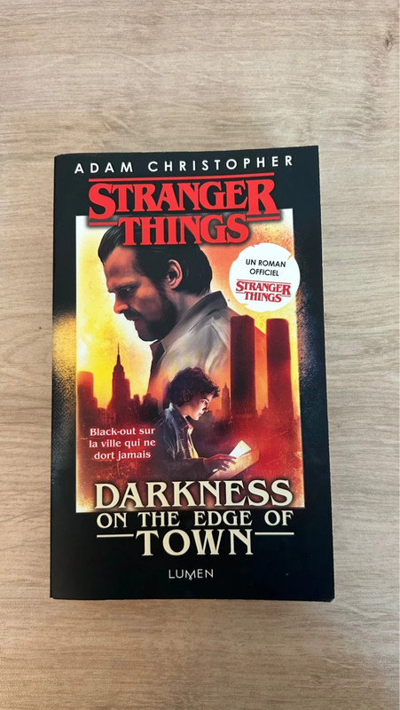 Livre Stranger Things Darkness on the edge of town
