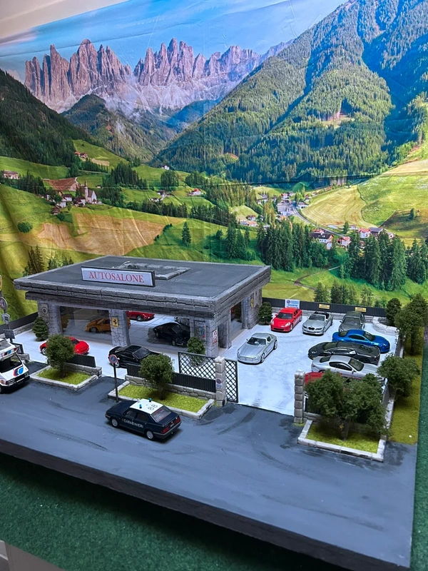 Diorama autocostruito autosalone 1:43