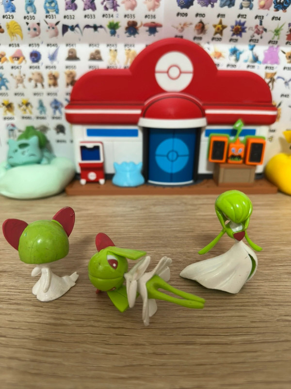 Lote ee figuras de Pokémon Ralts,Kirlia,Gardevoir.