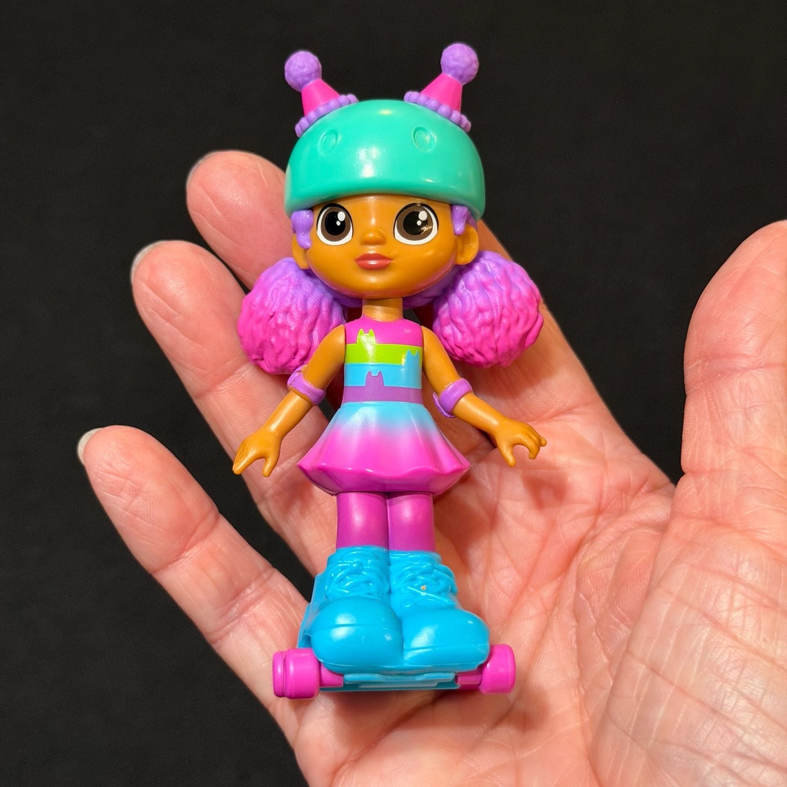 Spin Master Gabby's Dollhouse Skater Gabby Figura con pattini a rotelle