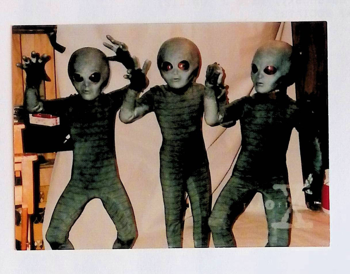 Alien Costume Check 1996 Topps X-Files Stagione Due Trading Card #47