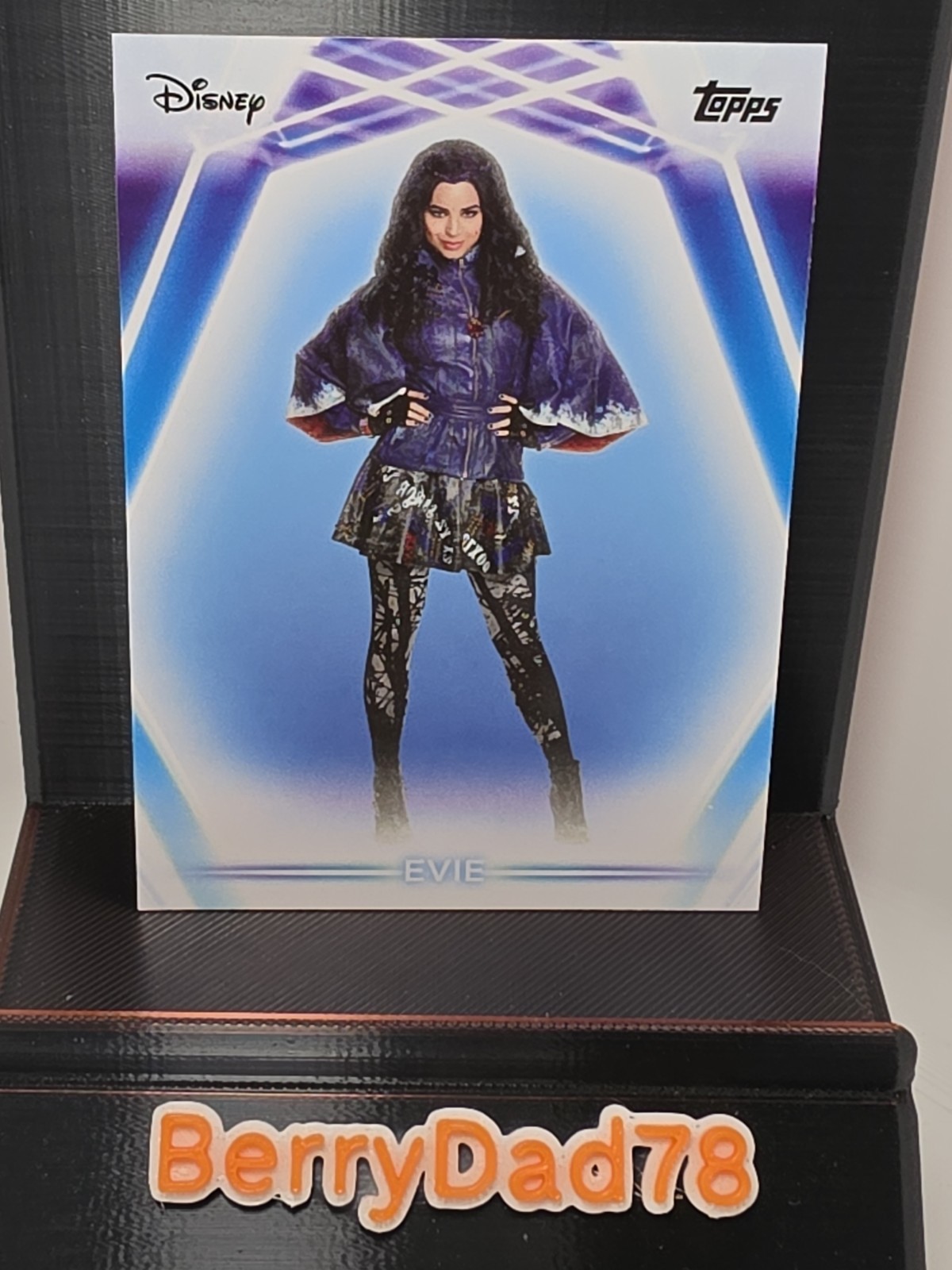 2026 Topps Disney Neon - Evie #157 Descendants