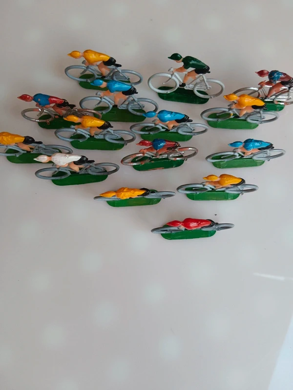 Lote 15 ciclistas de plástico