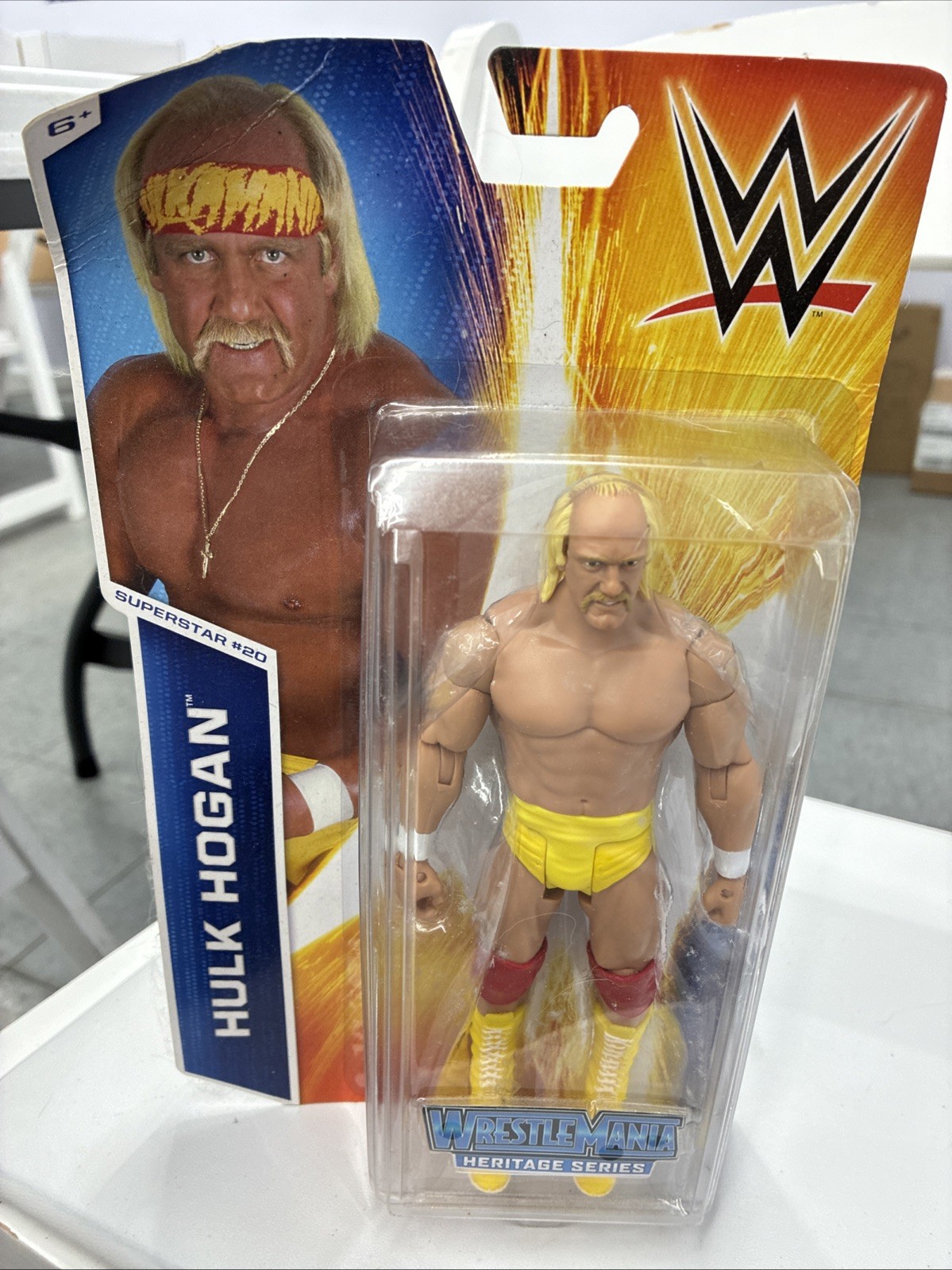 WWE WRESTLEMANIA HERITAGE SERIES SUPERSTAR #20 HULK HOGAN (WRESTLEMANIA 2)
