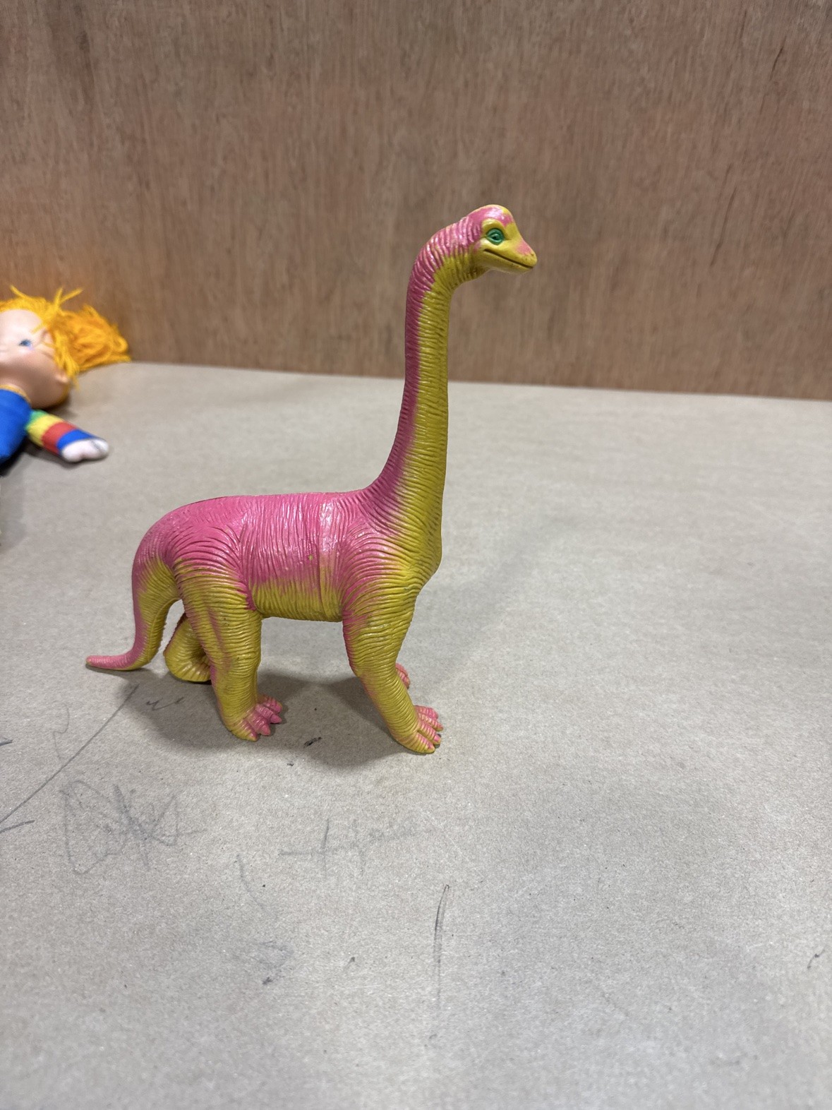 Dinosauro giocattolo imperiale vintage collo lungo rosa giallo 1985 Hong Kong