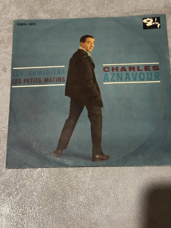 Vinile 7'' 45 Giri Charles Aznavour – Les Comédiens / Les Petits Matins
