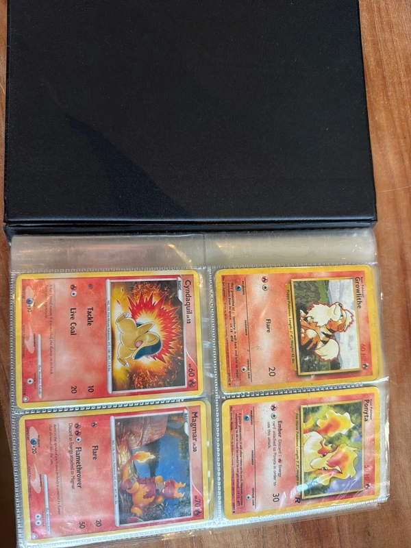Pokemon mapje gevuld met kaarten