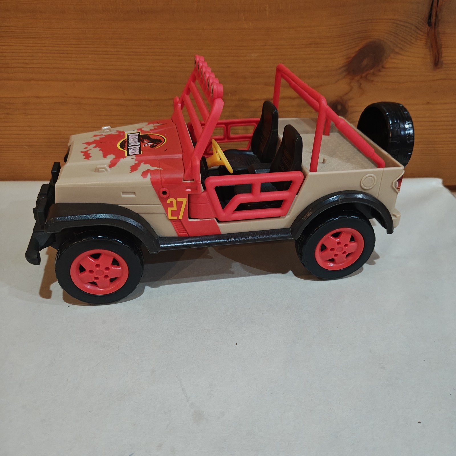 Mattel Jurassic World Park Jeep Wrangler veicolo giocattolo n. 27 Rosso e Marrone 2023 C2