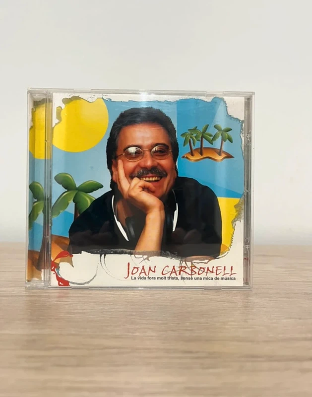 CD es el álbum de Joan Carbonell titulado La vida fora molt trista, sense una mica de música.