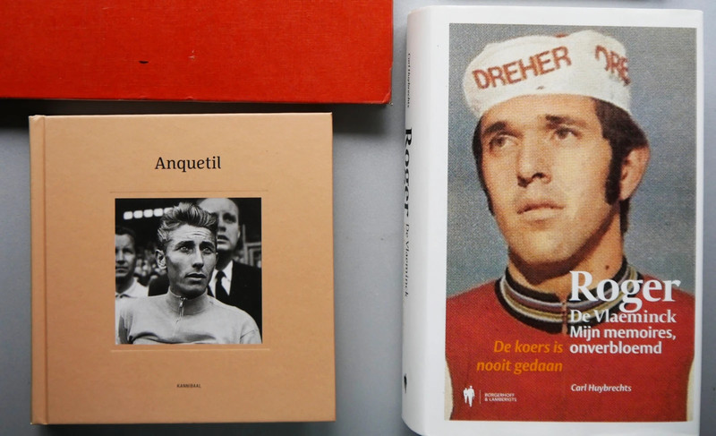 Verzameling boeken over bekende wielrenners