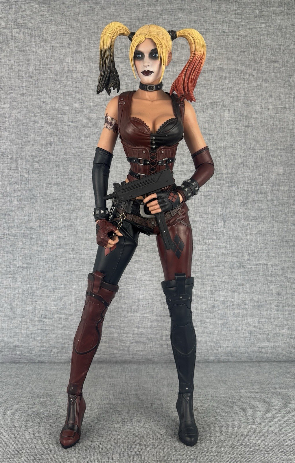Modellino NECA Batman Arkham Knight Harley Quinn scala 1/4 18" DC da collezione