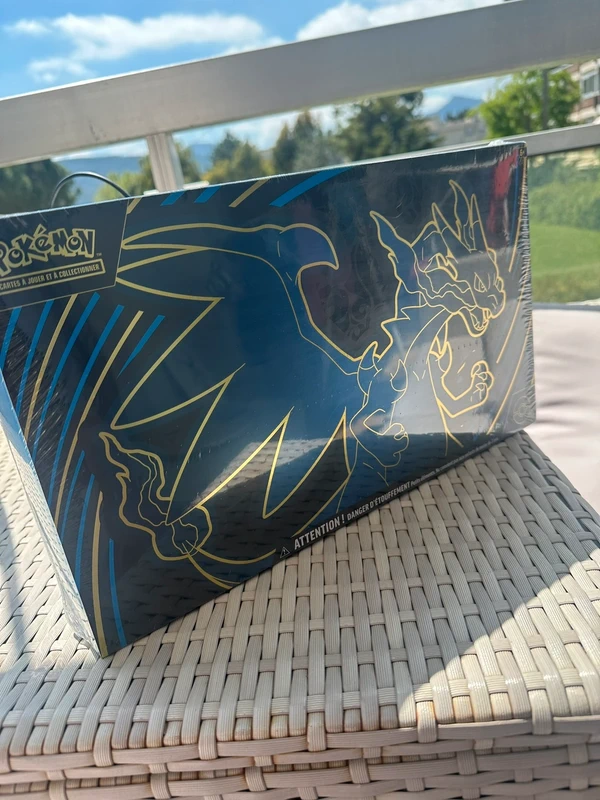 Coffret Pokémon Méga-Dracaufeu X ex Ultra Premium neuf scellé