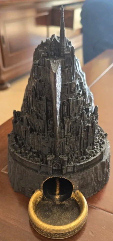 Torre Lancia-Dadi per D&d a forma di Minas Tirith!