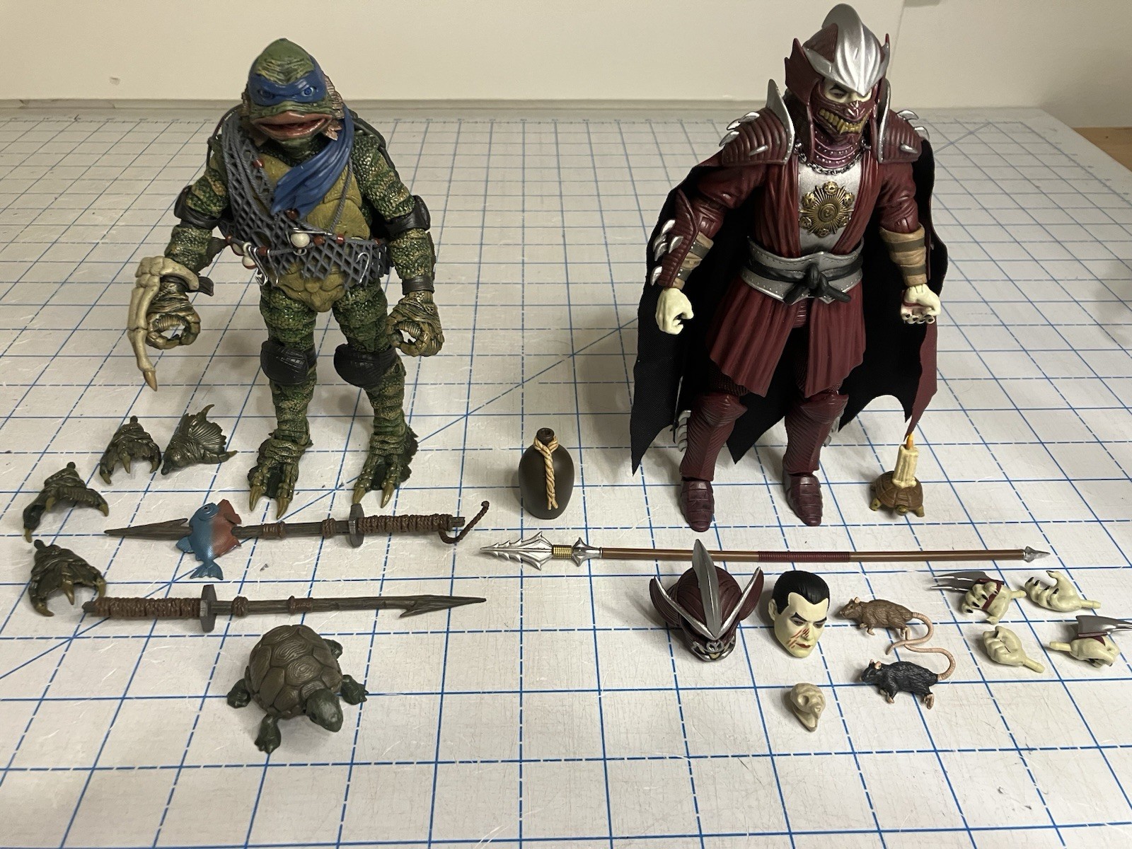 NECA TMNT X Trituratore Universale DRACULA Bersaglio Variante Cremisi e Creatura Leone