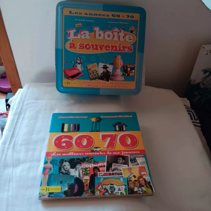 Boite à souvenirs avec son livre.