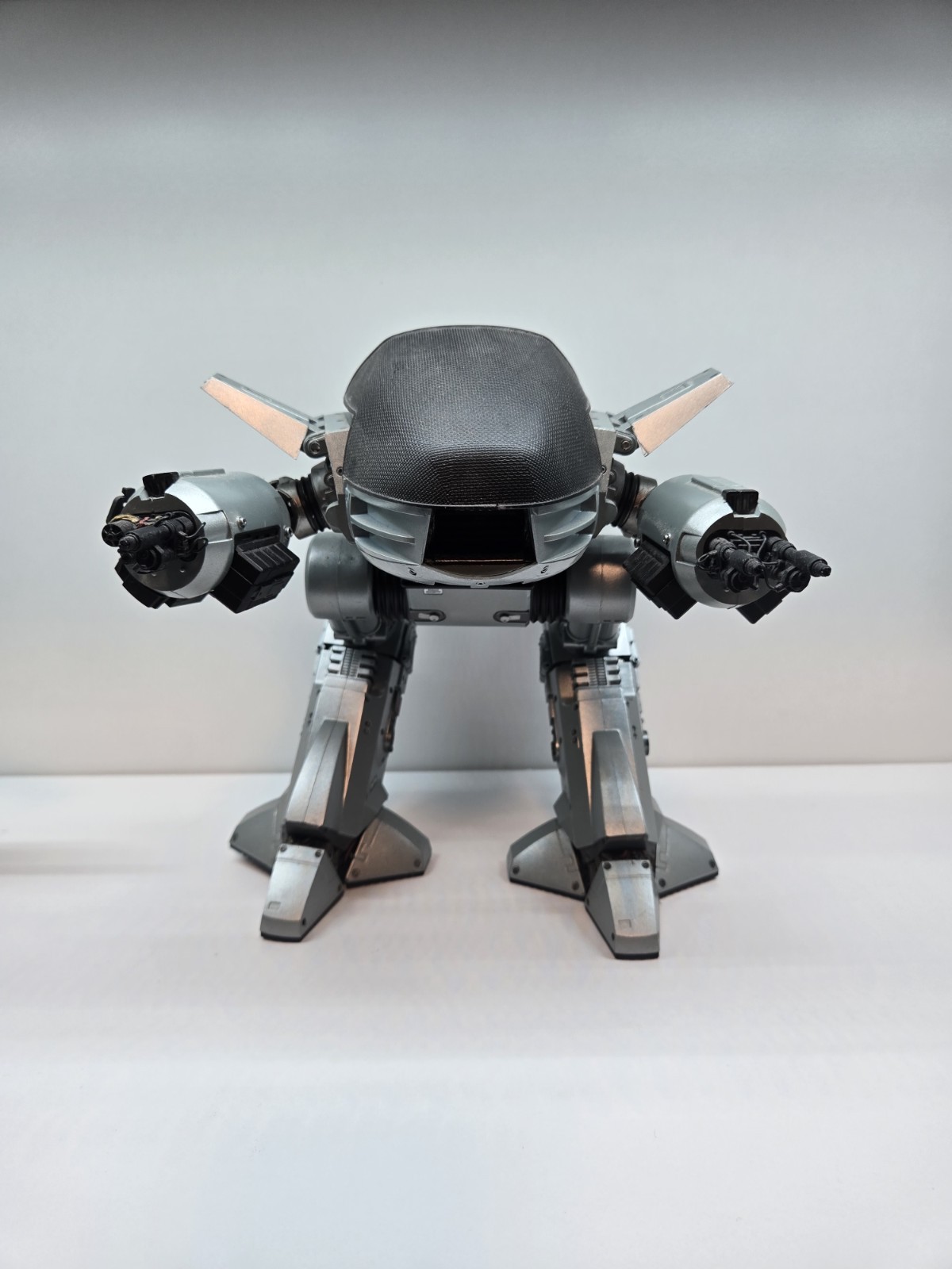 Modellino NECA RoboCop ED-209 Deluxe con suono usato 