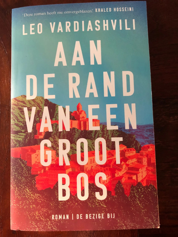 Aan de rand van een groot bos