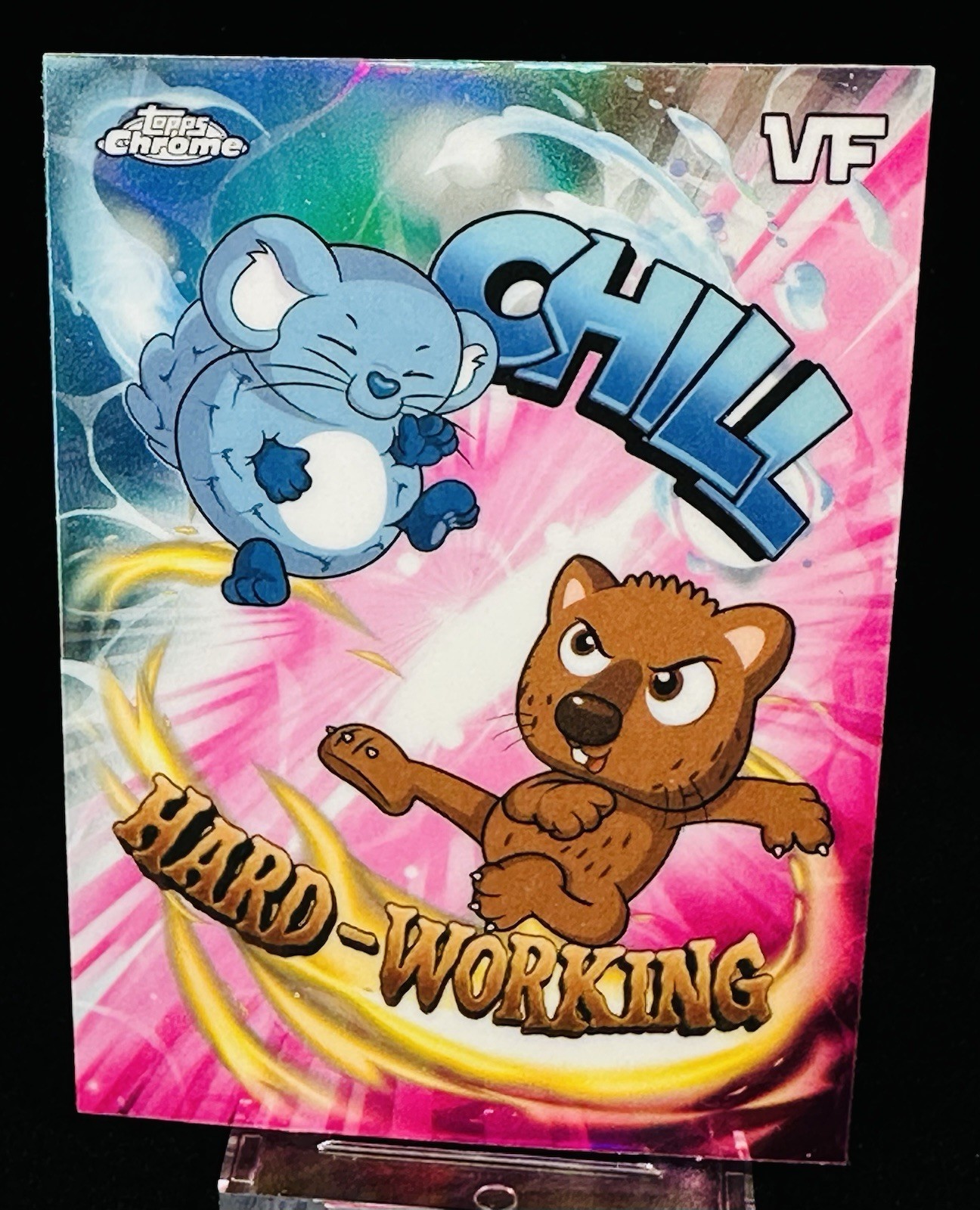 2026 Topps Chrome VeeFriends Balance Battles Chill Cincillà Wombat che lavora duramente