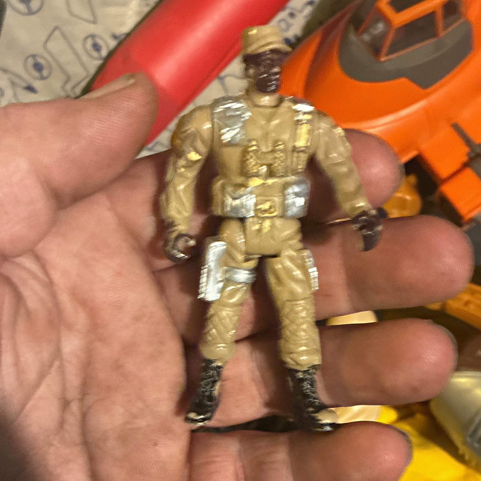 Modellino soldatino militare marrone stivali neri plastica militare e avventura