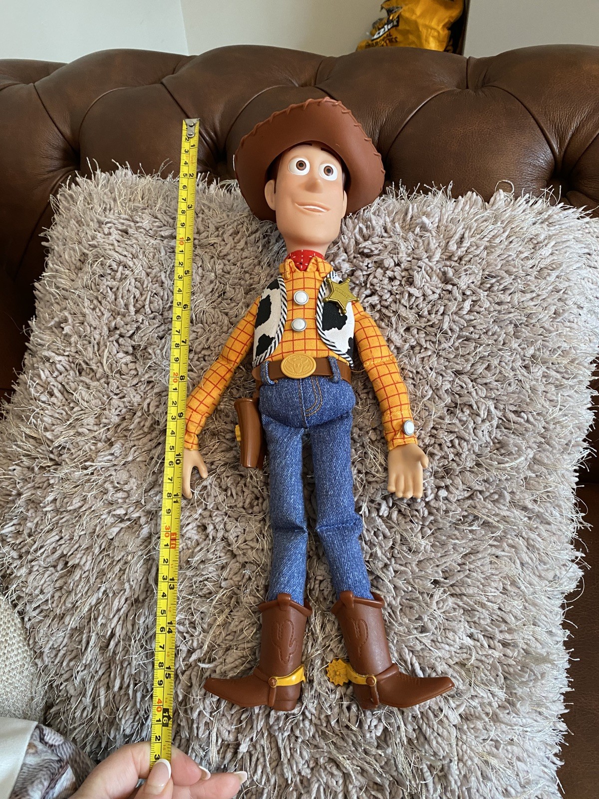 Toy Story Woody. Bambola parlante.  Tirare la corda o spingere la pancia per farlo parlare