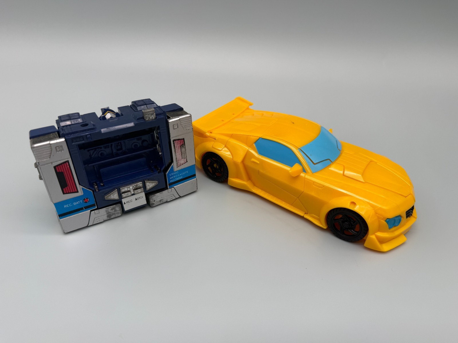 Lotto 2 Transformers Bumblebee Soundwave Transforming Robot Action Figure Giocattoli