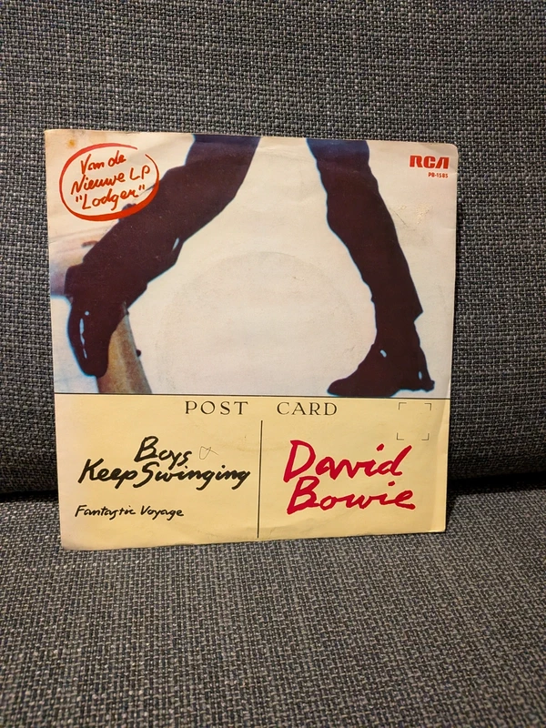 David Bowie – Boys Keep Swinging