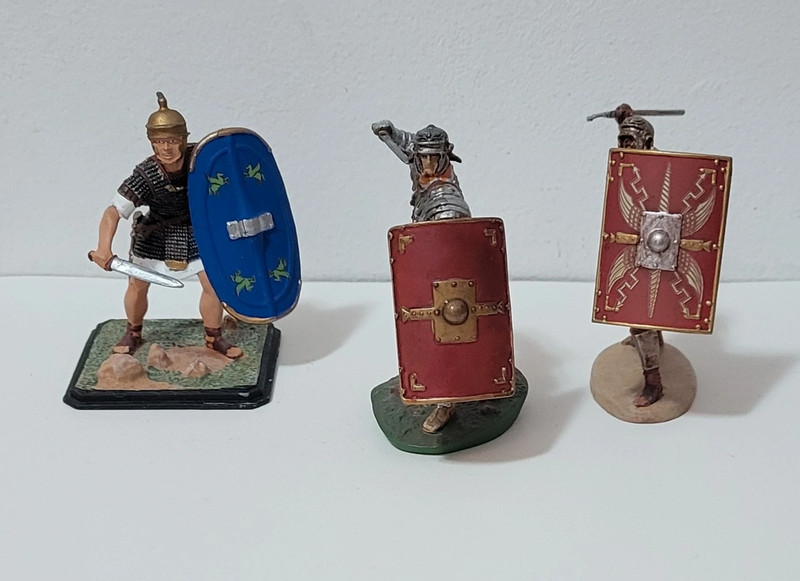 Tres figuras de legionarios romanos