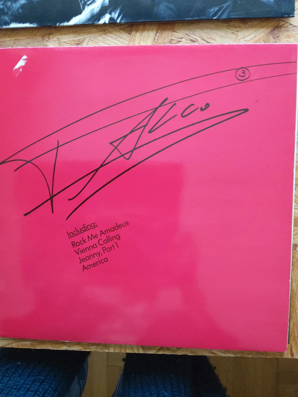 Falco 3, Vinyl