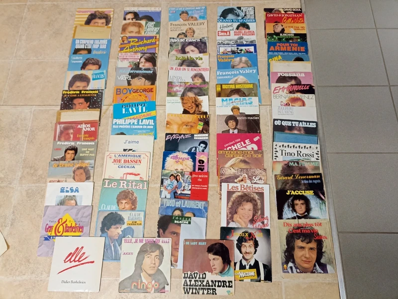 Plusieurs  vinyls 45 tours anciens