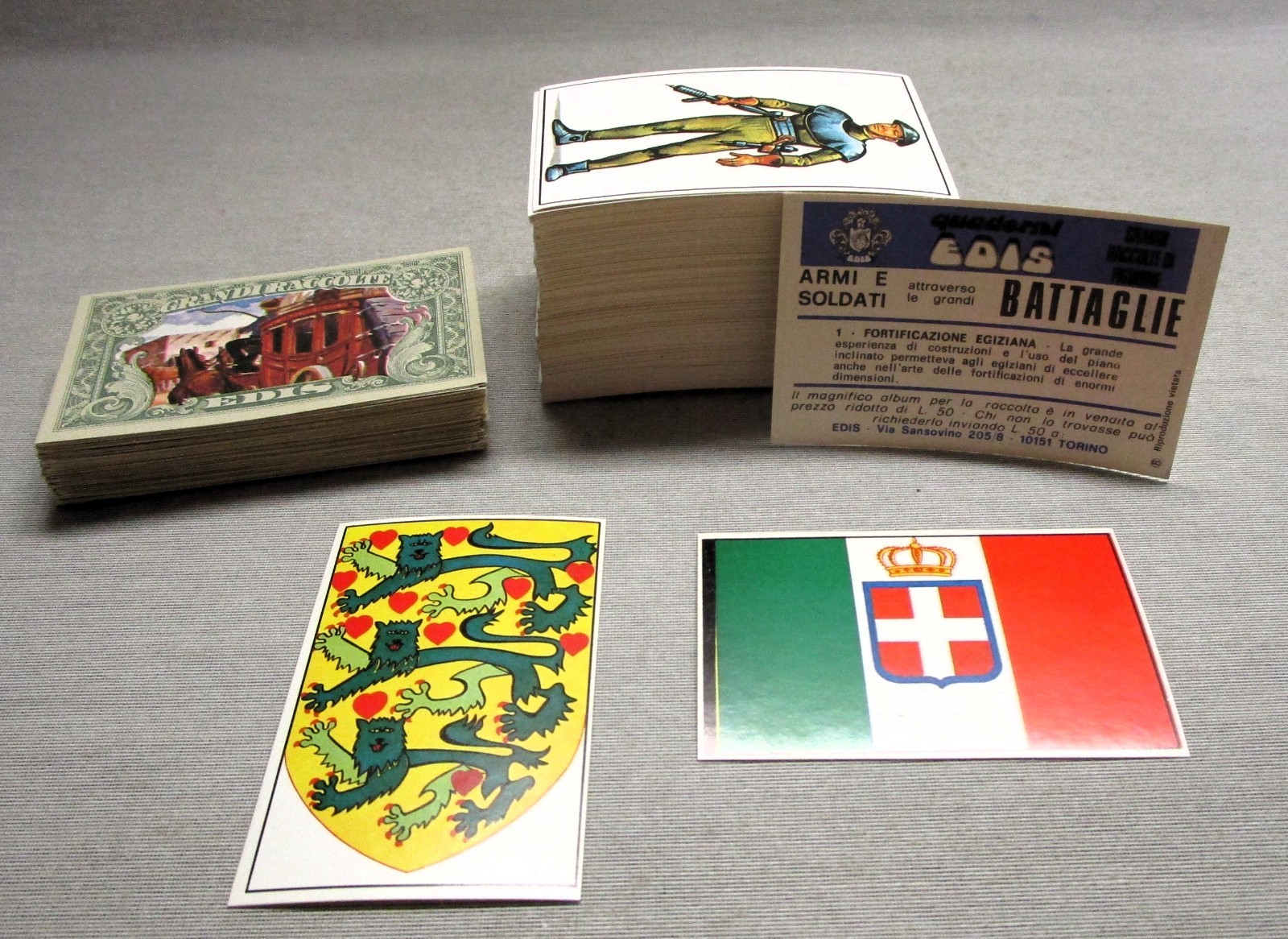 ARMI E SOLDATI-EDIS 1971-RETRO BLU-LOTTO DI 198 FIGURINE+ 2 STEMMI-MAI ATTACCATE