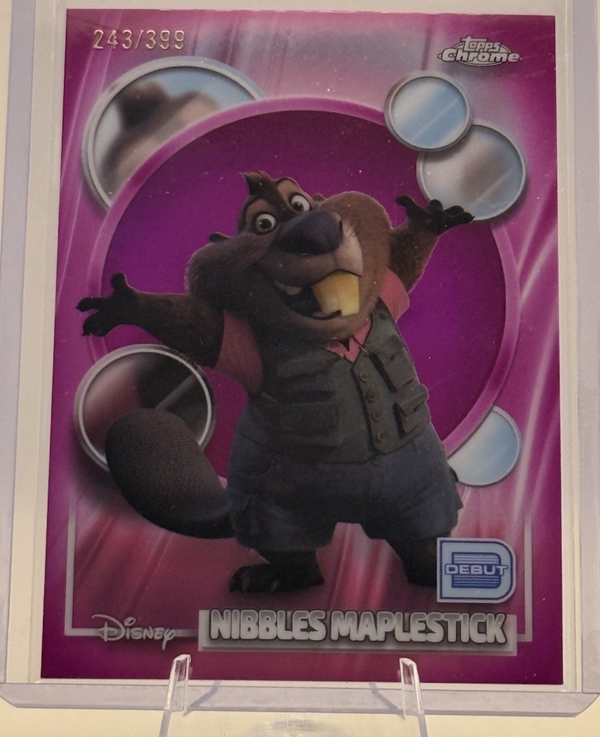 2026 Topps Disney Cromo Nibbles Acero Debutto Magenta Rifrattore #70/399