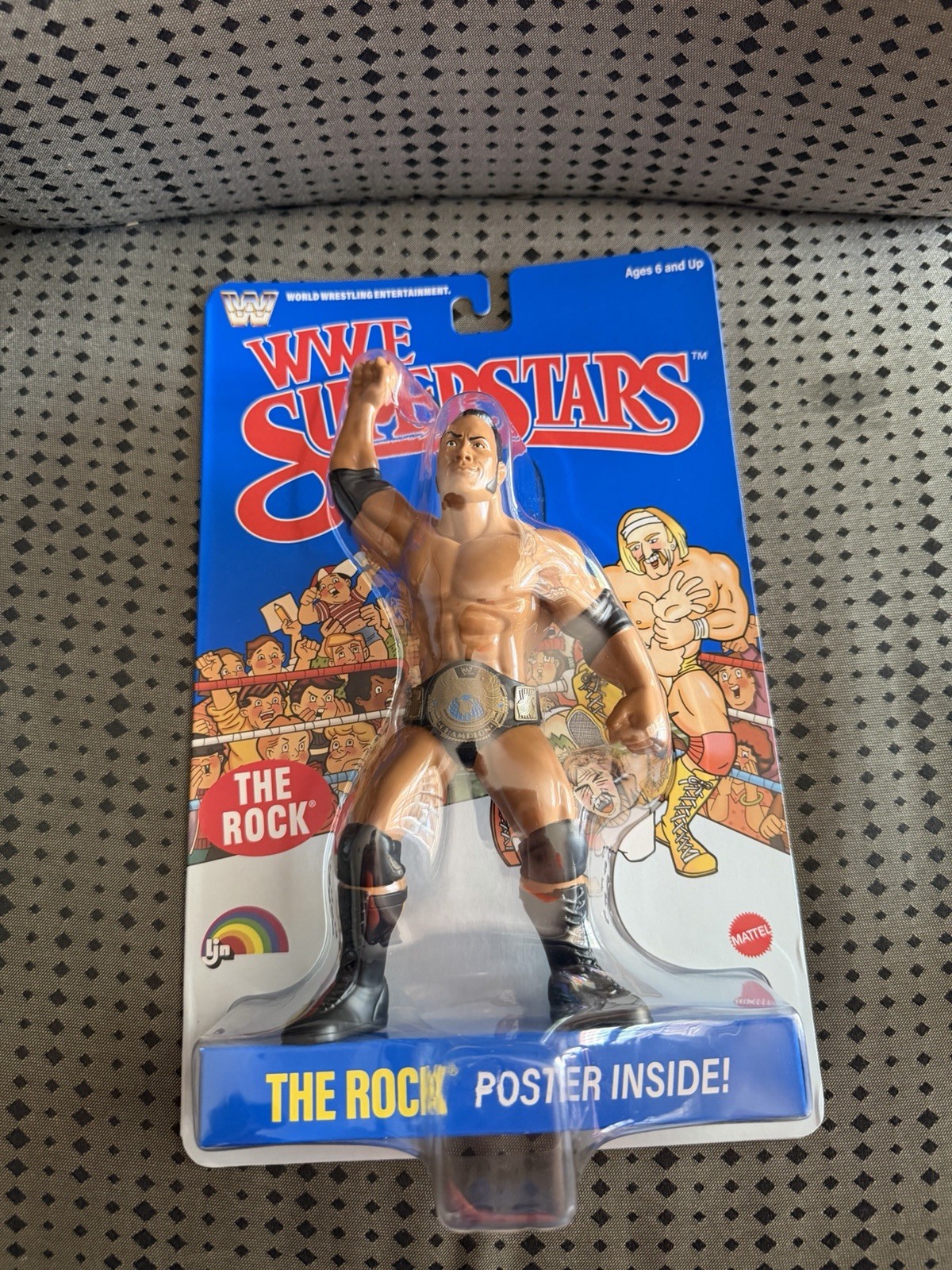 IN MANO WWE Mattel Superstars LJN Series 3 Modellino The Rock Carta Blu