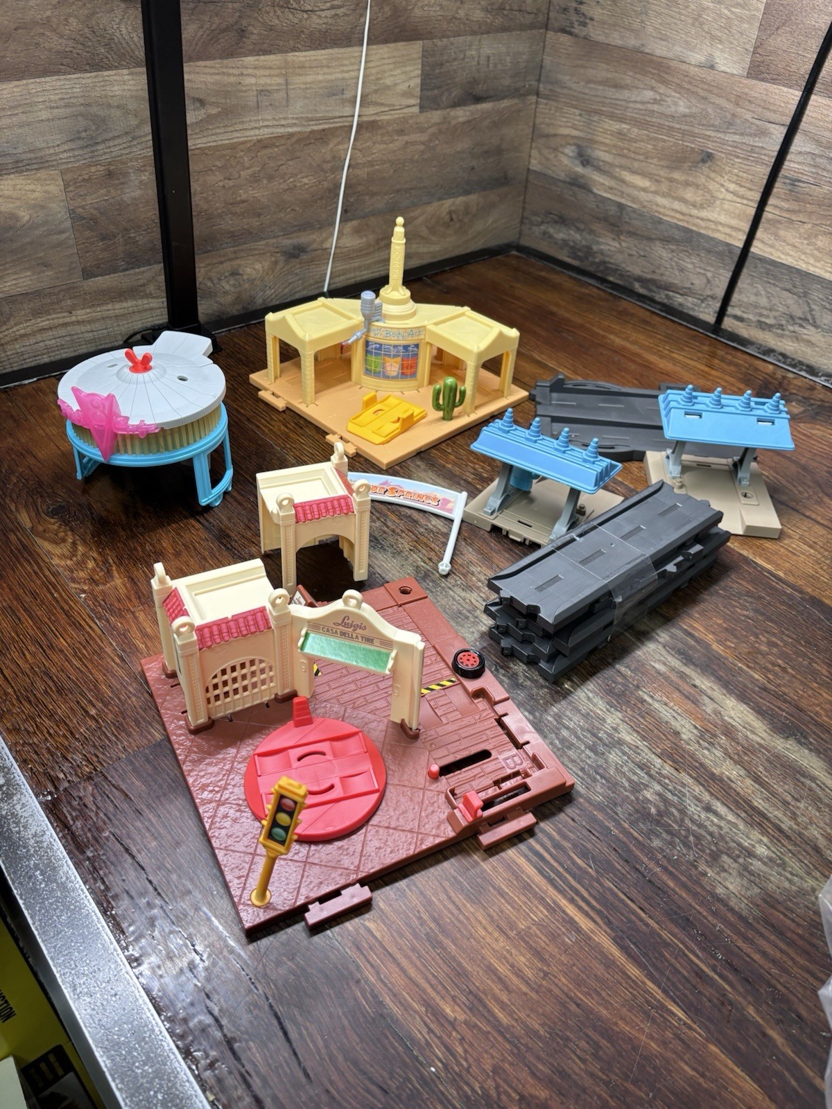 Disney Pixar Cars On The Road Radiatore Molle Tour Città Playset INCOMPLETO