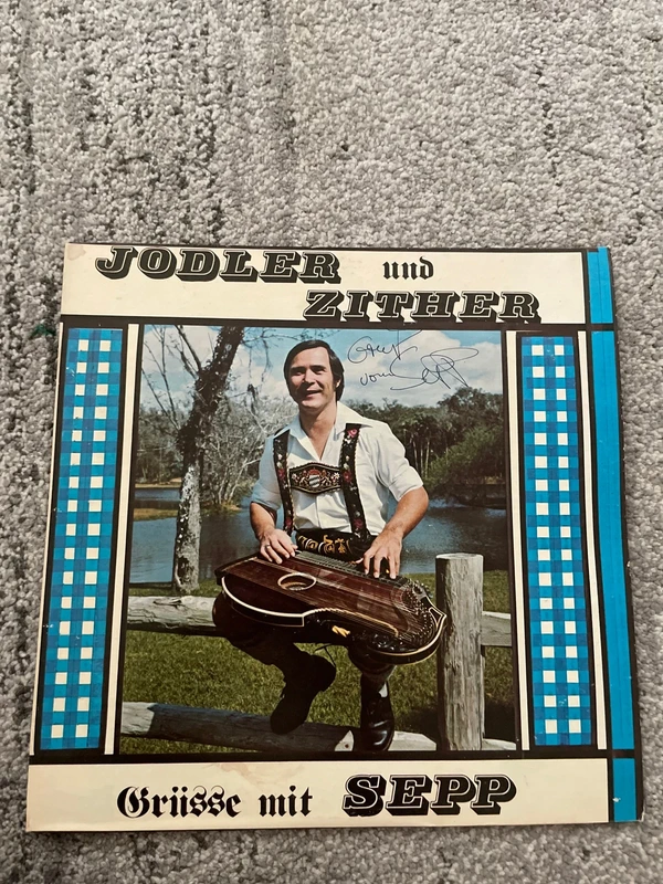 Eine Schallplatte „Jodler und Zither – Grüsse mit Sepp“ von Josef Sepp Diepolder aus dem Jahr 1978.