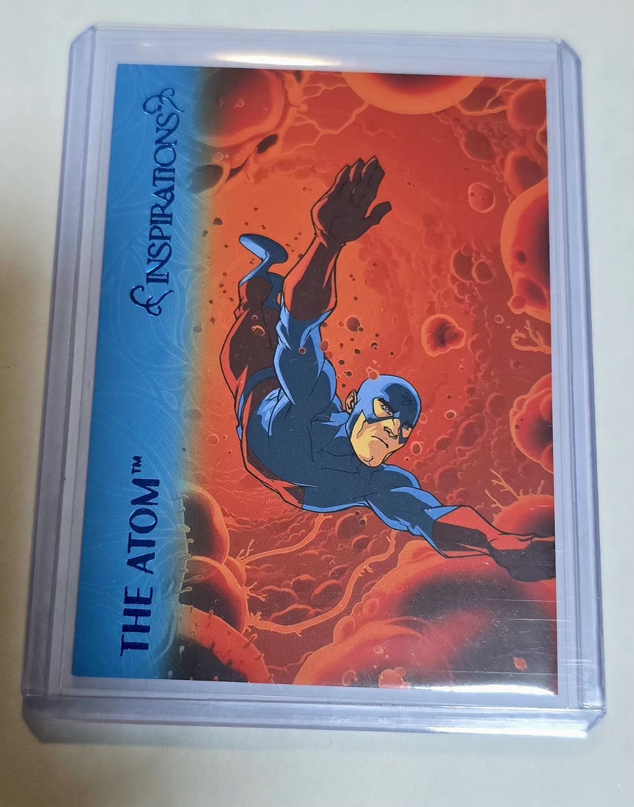 2026 Upper Deck Ispirazioni Mondo di DC #11 The Atom Blu Parallelo