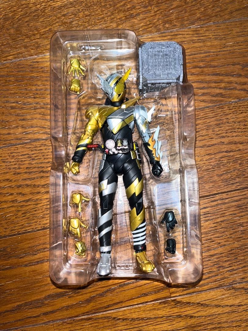 Modellino Kamen Rider Build Trial Form Rabbit Dragon S.H.Figuarts da collezione