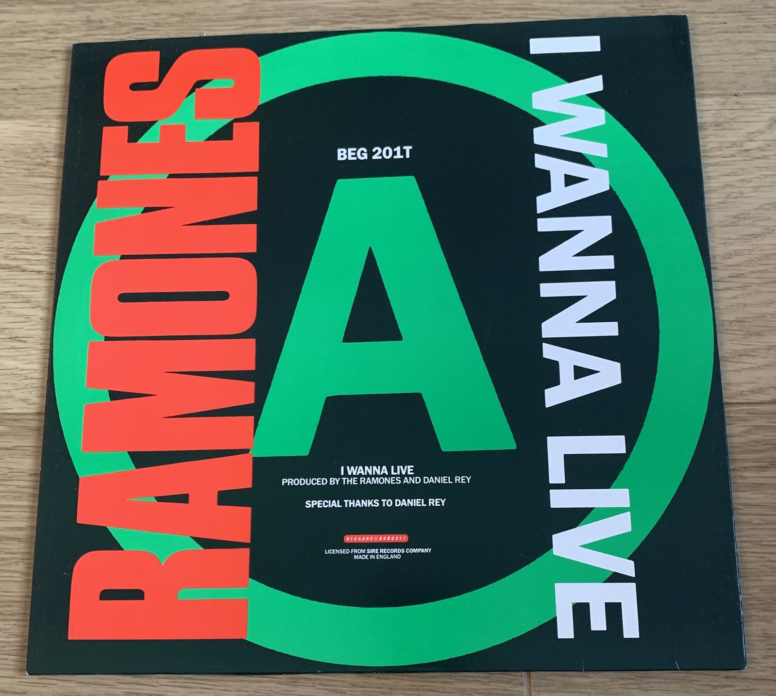 RAMONES - I WANNA LIVE / MERRY CHRISTMAS ( I DON'T WANNA FIGHT TONIGHT )   12"