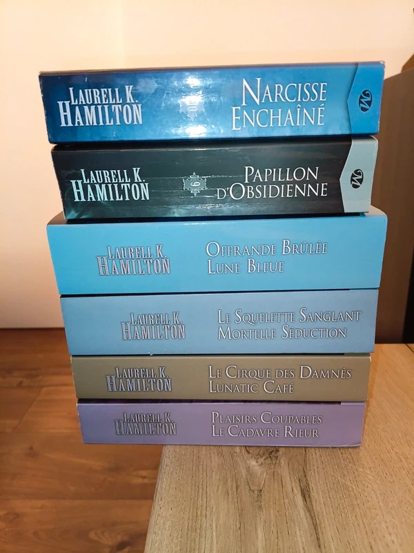 Lot des 6 premiers volumes regroupant 10 histoires d'Anita Blake,  chasseuse de vampires