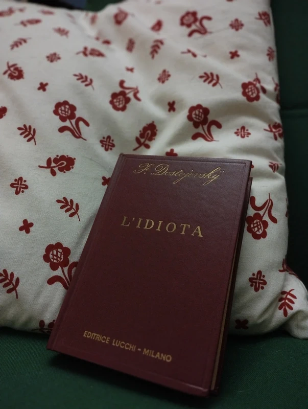 Grande classico della letteratura russa, L'Idiota di Dostoevskij, buone condizioni, copertina rigida
