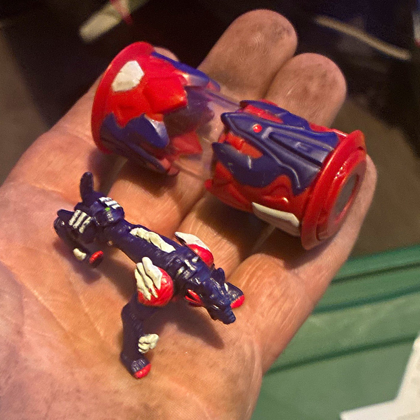 una action figure Backslash e il suo nucleo rotante corrispondente dei giocattoli Monsuno