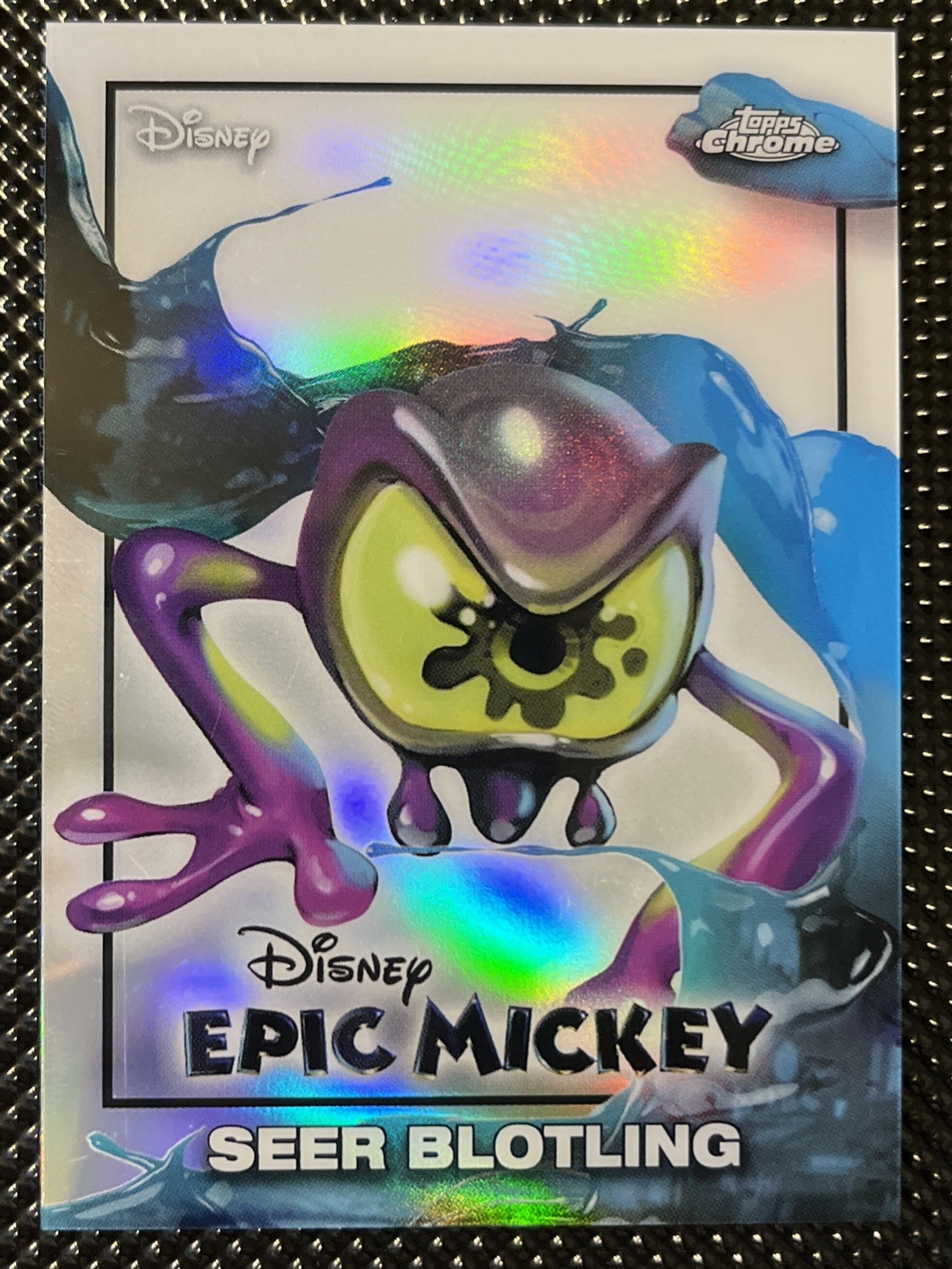 2026 Topps Disney Neon - Rifrattore Cromo Epico Topolino Veggente Blotting #EM-19