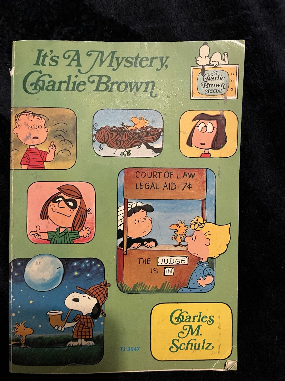 It’s A Mystery Charlie Brown Comic Strip Book 1975 Good Condition