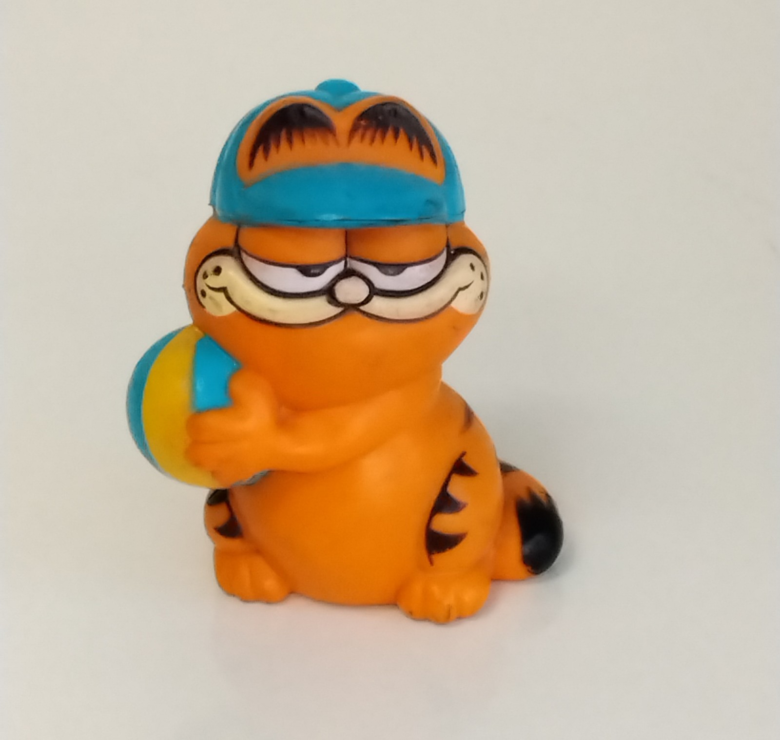 1981 Garfield The Cat & Beach Ball PVC Figure United Feature Syndicate Hong Kong