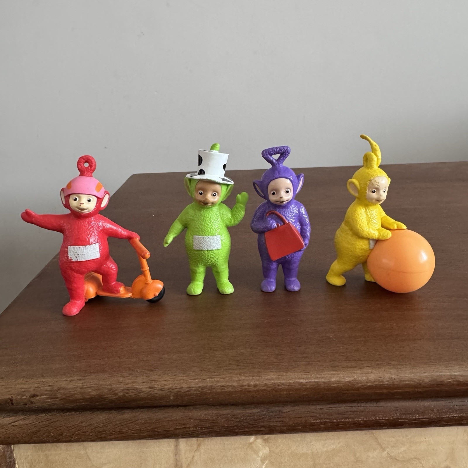 Teletubbies Set 4 Personaggi Po Laa-Laa Dipsy Tinky Winky con Accessori Attaccati