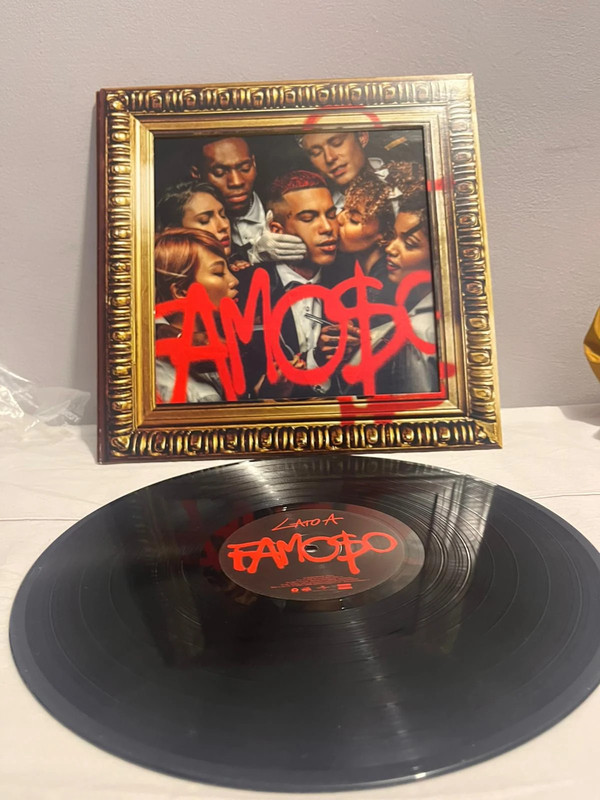 disco “ FAMOSO” sfera ebbasta